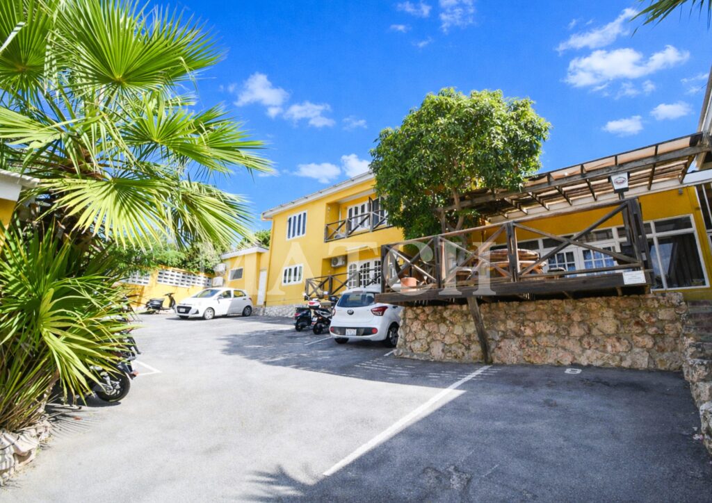 Studentenhuis Curacao met zwembad parkeerplaats