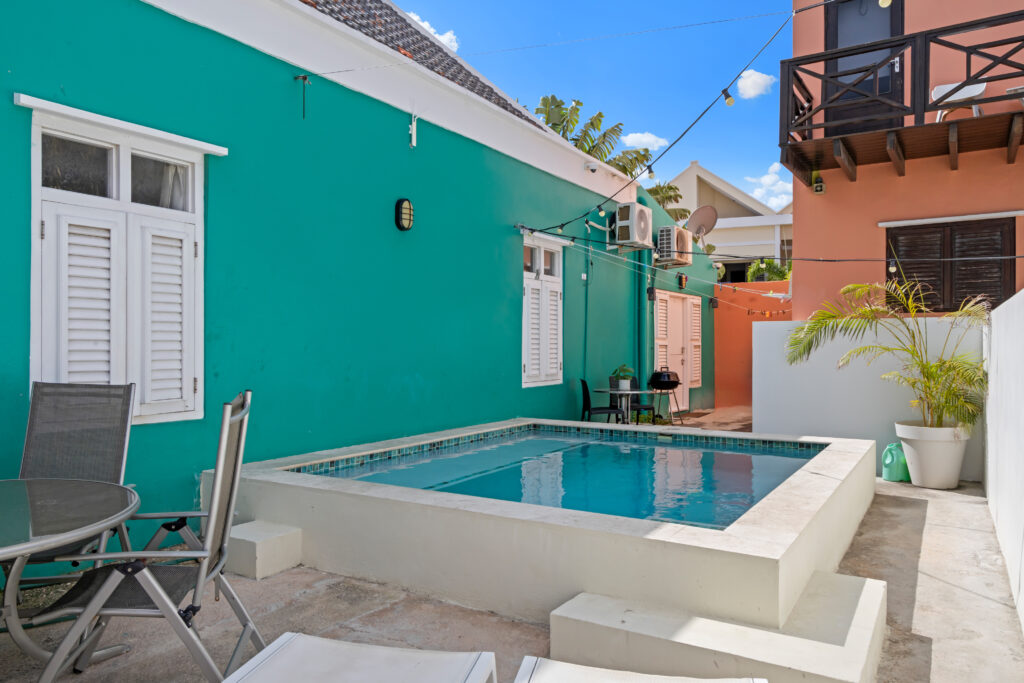 zwembad in het studentenhuis