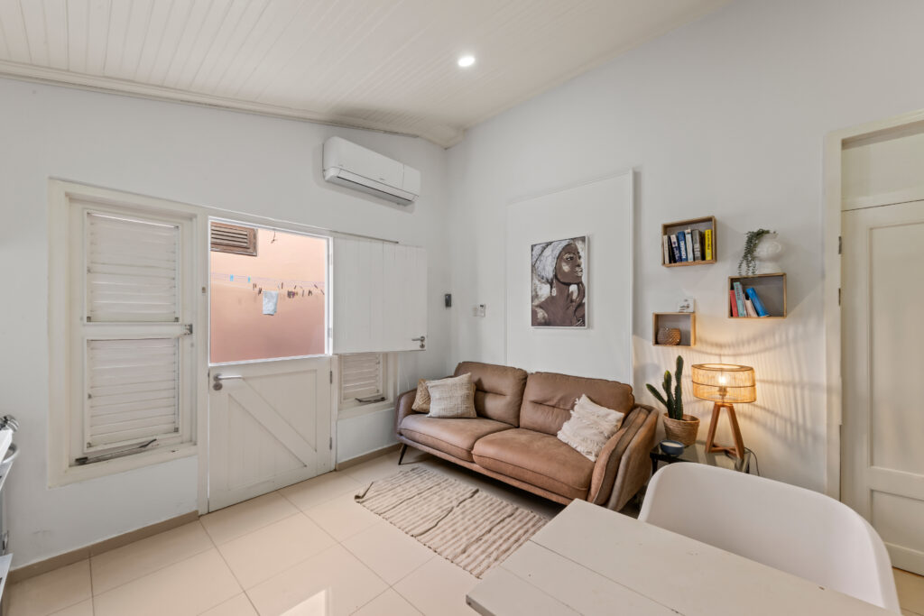 foto van bovenkant van  studio van schoon studentenhuis met zwembad op Curacaoa