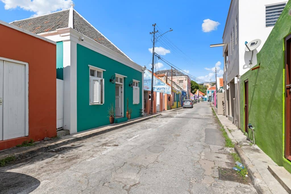foto van zijkant van schoon studentenhuis met zwembad op Curacaoa