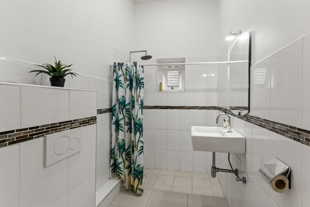 foto van bdakamer van schoon studentenhuis met zwembad op Curacaoa