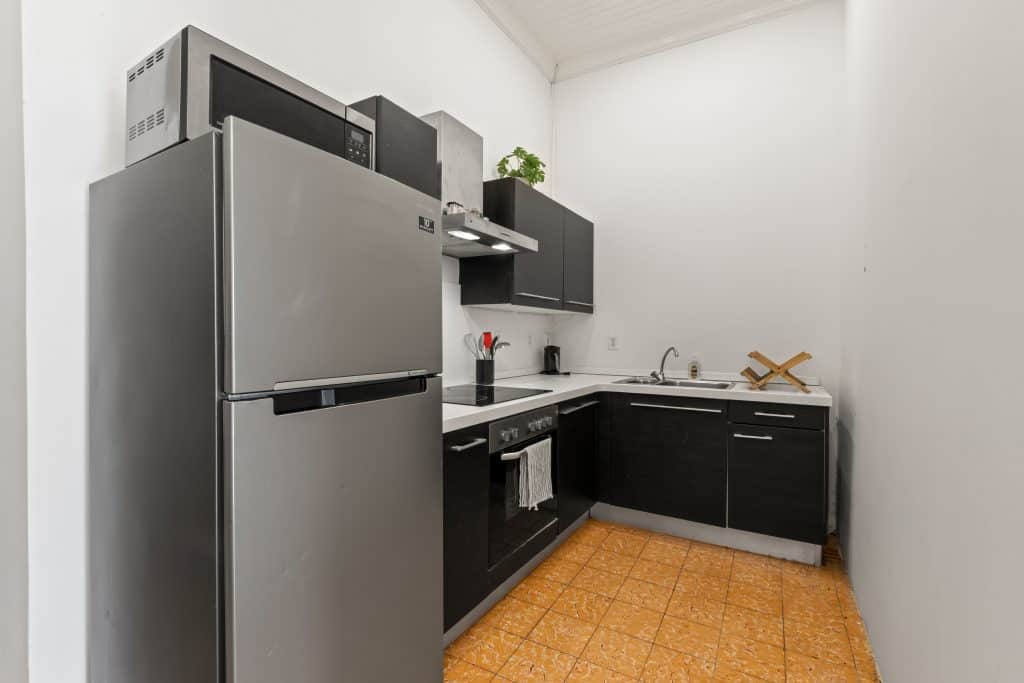foto van keuken van schoon studentenhuis met zwembad op Curacaoa